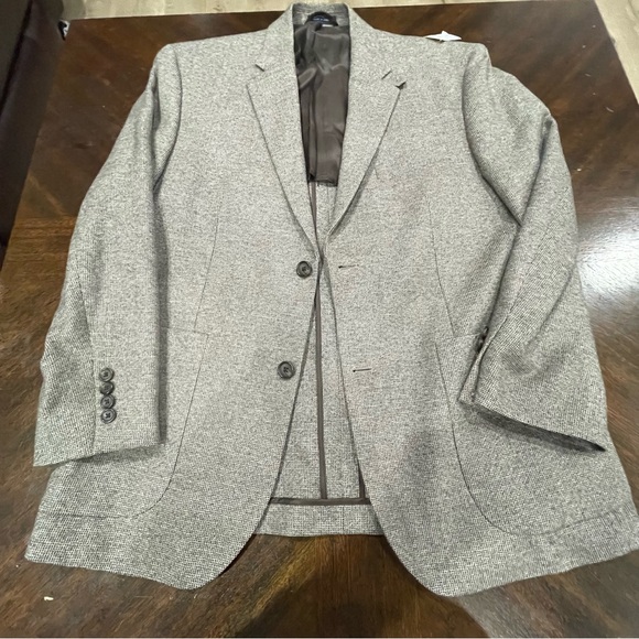 Ralph Lauren Gray Suit Jacket with Notched Lapel and Full-Length Sleeves